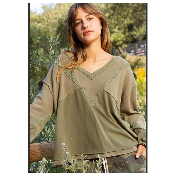 $35 start 281 ๐คPOL V neck lace trim olive top - Picture 2 of 11